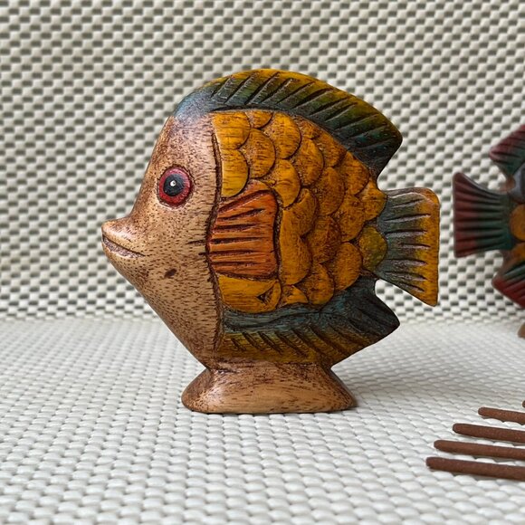 2 Wood Hand Carved Hand Painted Tropical Fishes 4" Tall - Picture 7 of 16